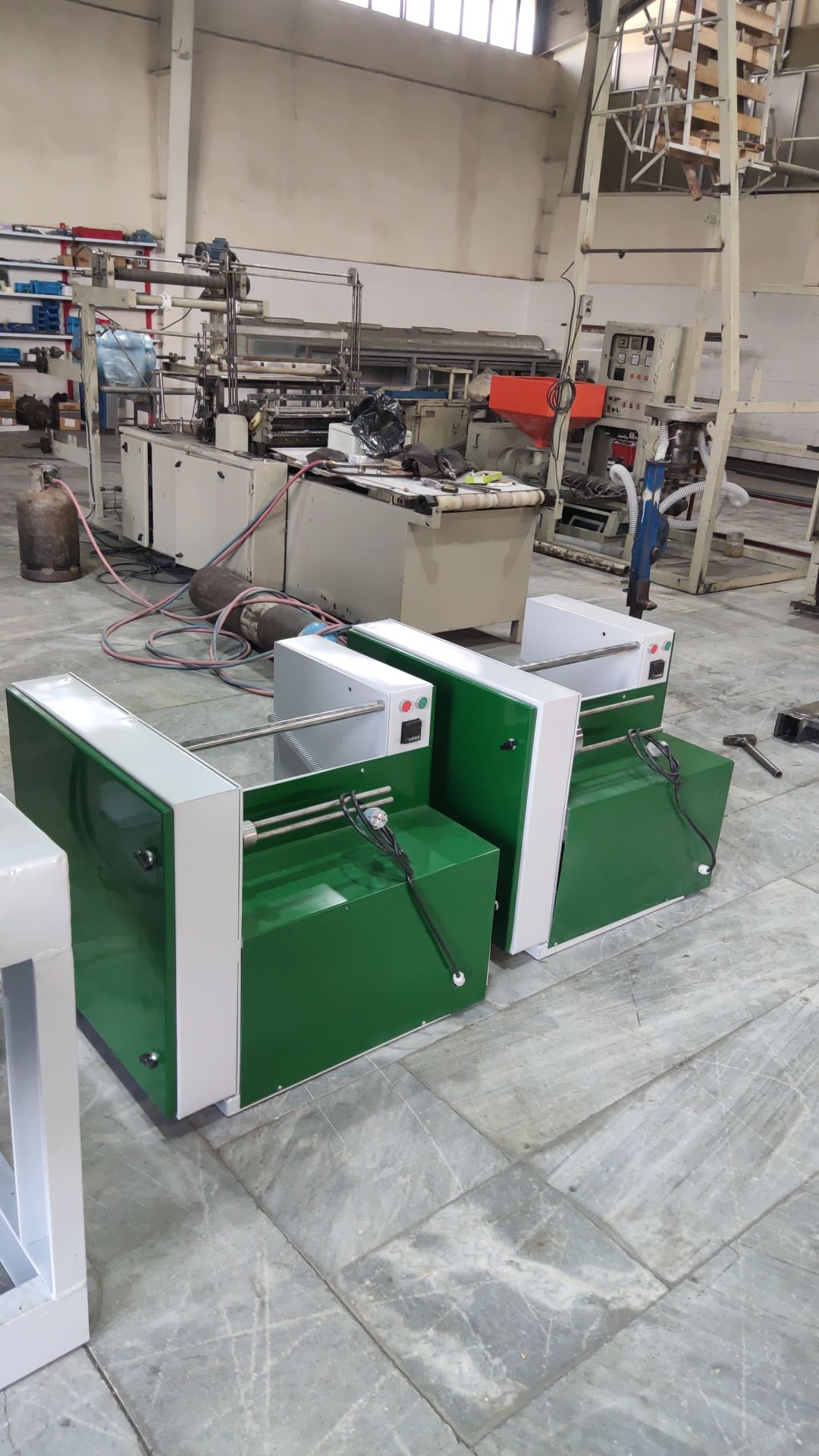 دستگاه رول ب رول سفره یکبار مصرف . طاقه های ۷۰ . ۸۰ کیلویی رو ب رولهای یک کیلو و دوکلیو و... بسته به نیاز مشتری رول میکند